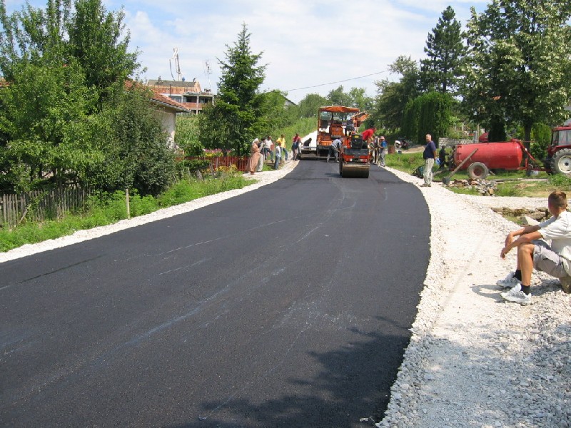 Detalj sa asfaltiranja puta za Ljenobud